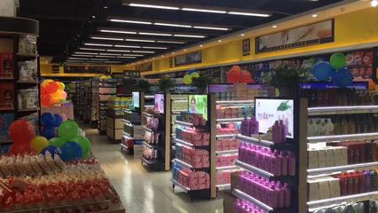 新零售浪潮下的得力助手 吉秀尔钢木货架，重塑日用百货陈列美学